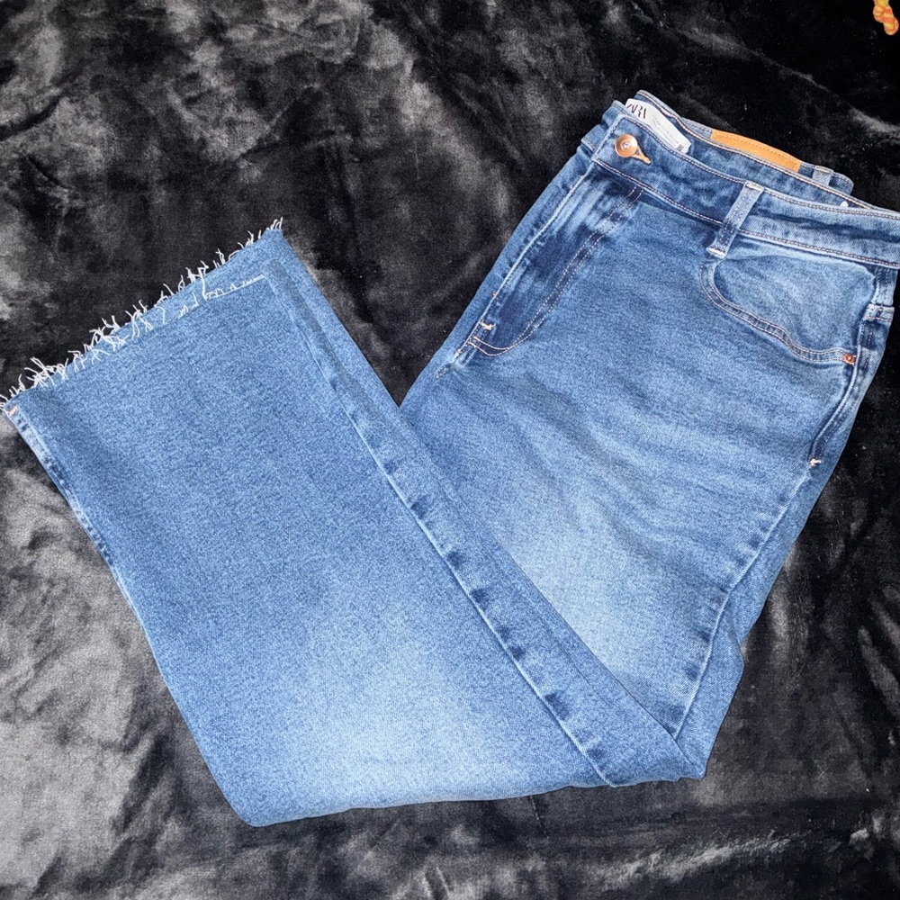 Zara Frayed Hem Cropped Blue Jeans